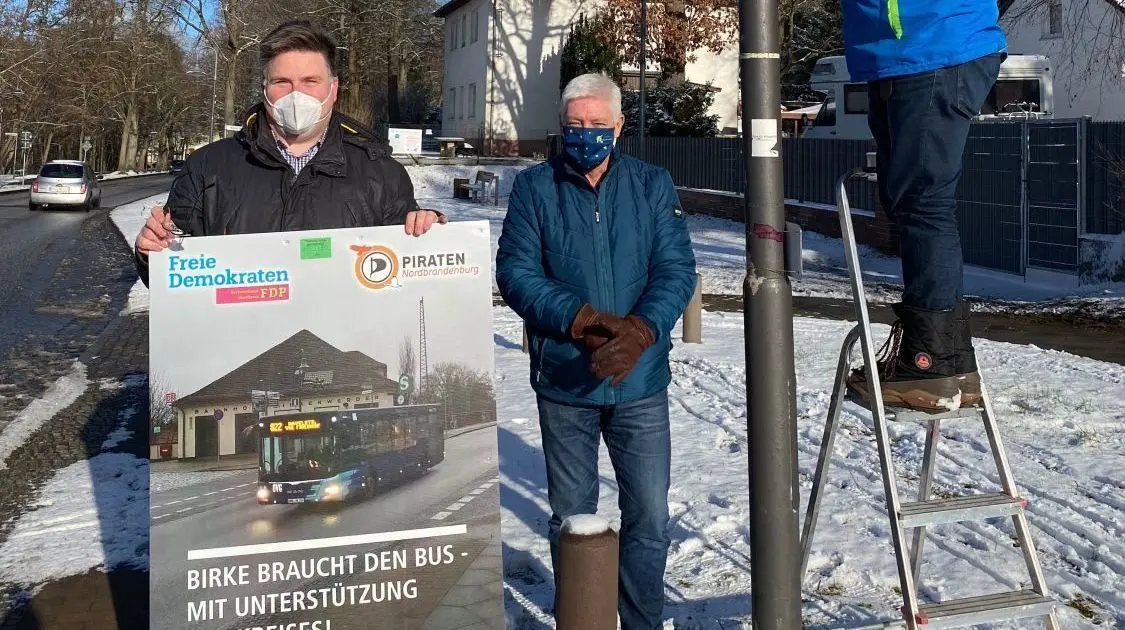 Mit einer Plakatkampagne kämpft die Fraktion FDP/Piraten weiter für die überregionale Buslinie durch Birkenwerder.