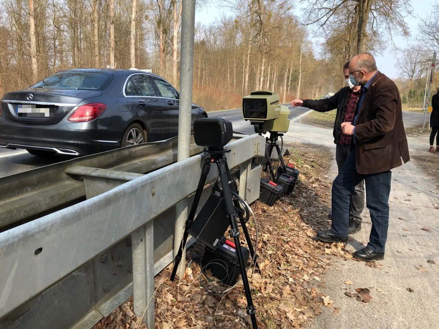 Großes Interesse: Der Barnimer Landrat Daniel Kurth, selbst passionierter Motorradfahrer, lässt sich die moderne Technik erklären. Die Möglichkeiten sind vielfältig.
