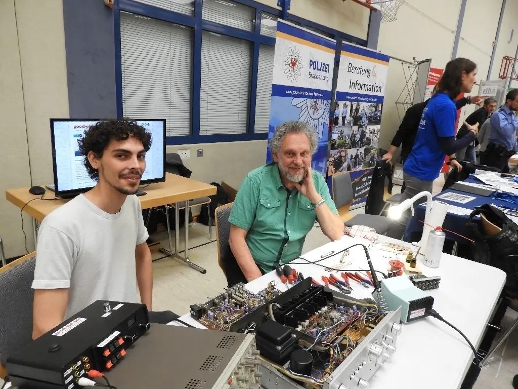 Lennart Kahn und sein Vater von der Firma "good-old-hifi" waren auf der Suche nach einem  Mitarbeiter, der Freude am reparieren analoger Hi-Fi Klassiker aus Japan hat.