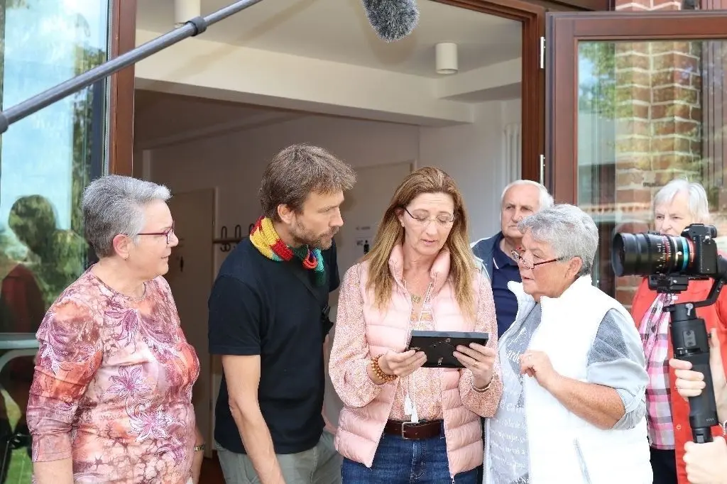 Drehort Mühlenhof: Ein amerikanisch-deutsches Filmteam unter Leitung von Beth Lane (m.) und Ilja Stahl (2.v.l.) hat am Samstag Woriner zur Geschichte der versteckten jüdischen Weber-Geschwister befragt.