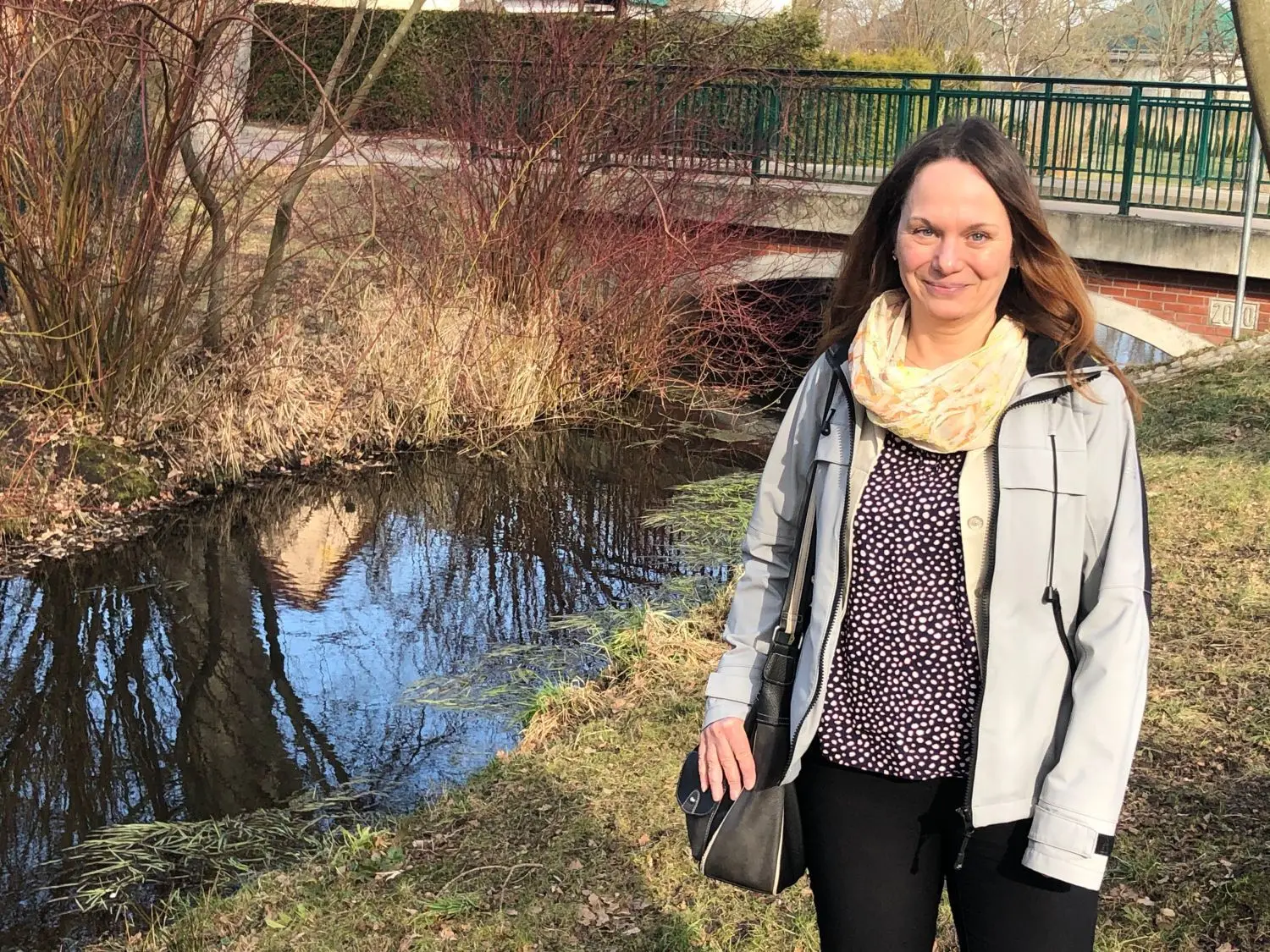 Unterwegs mit Ortsvorsteherin Katrin Kittel in Schmachtenhagen. Hier steht sie neben der Bäke, die durch den Ort fließt.