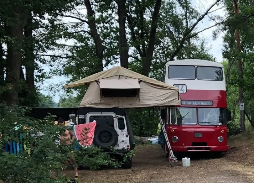 Sogar mit einem Doppelstockbus rücken die Camper an.