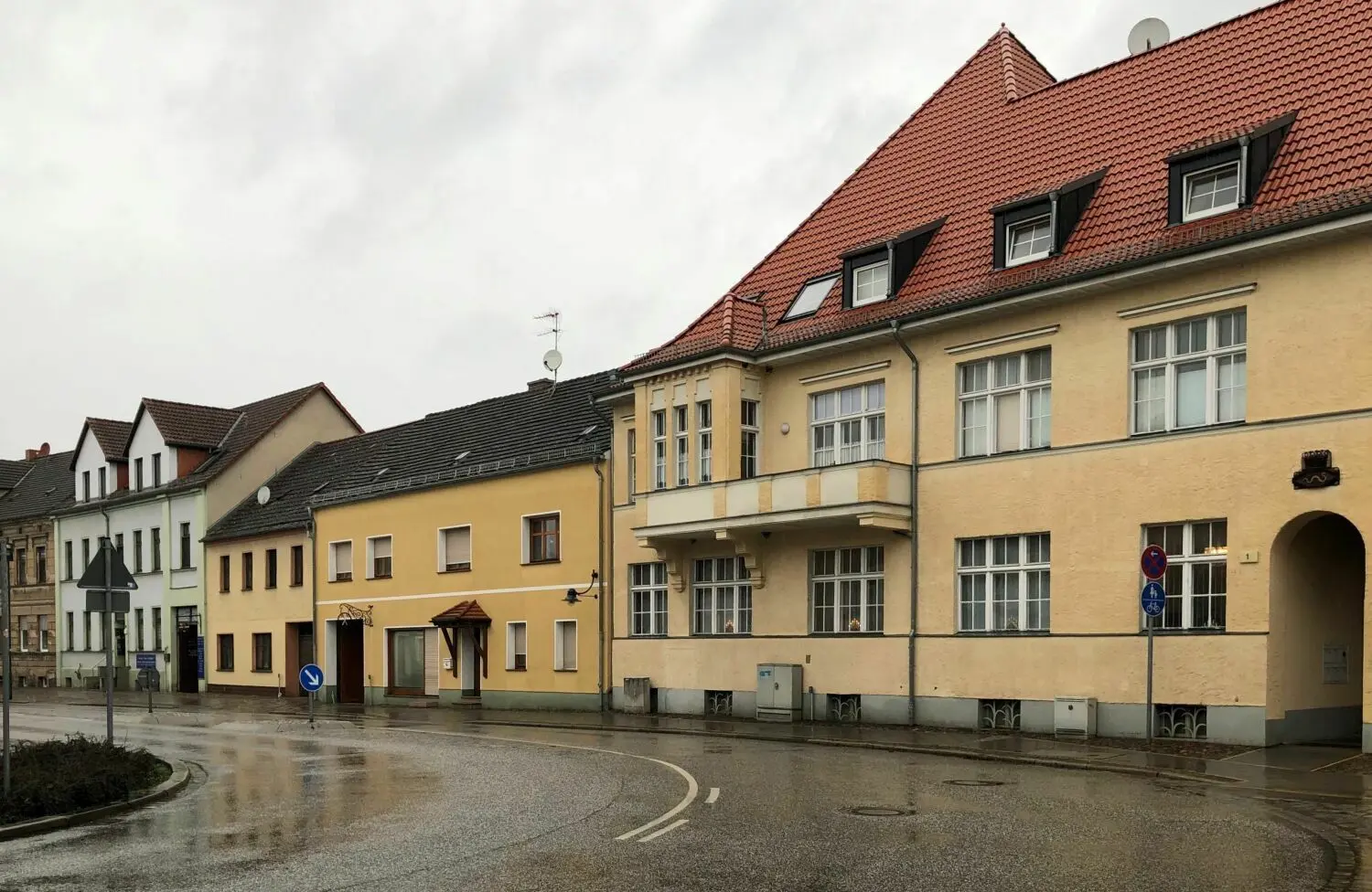 Auf das Dach des Hauses an der Ernst-Thälmann-Straße Nummer 1 (r.) in Storkow sollte eine Fotovoltaik-Anlage, was laut Gestaltungssatzung aber nur auf nicht einsehbaren Flächen möglich ist. Ein Ausnahmeantrag wurde abgelehnt.