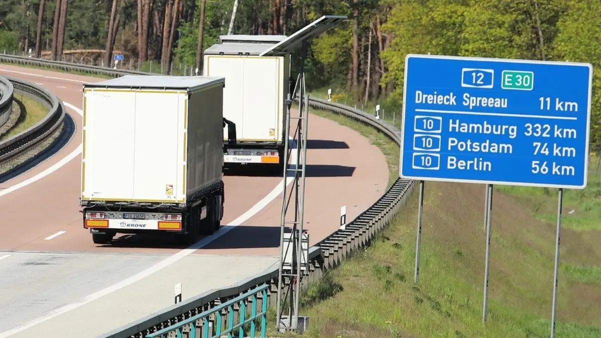 Die A12, die am Dreieck Spreeau endet, wird täglich im Schnitt von 18.000 Lkw befahren, Tendenz steigend. Viele erfahrene Pkw-Fahrer meiden die Autobahn mittlerweile, auch wegen der gefährlichen Baustellensituation.
Die Bundesautobahn A12 gilt als wichtige Verbindung für Gütertransporte zwischen Ost- und Westeuropa. Prognosen gehen davon aus, dass die Zahl der Lkw zunehmen wird.