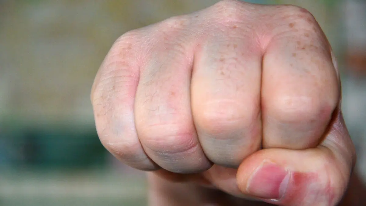 Ein 38-Jähriger ist in Strausberg zusammengeschlagen und verletzt worden. Die Polizei ermittelt (Symbolbild).
FKS Gewalt Häusliche Gewalt Faust Schlagen Schläger Schlägertrupp Bedrohung Drohung Foto: Rachner