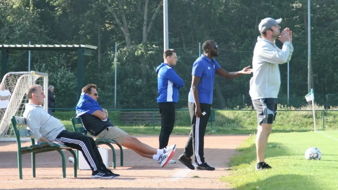 Anspannung pur: Trainer erleben an der Seitenlinie oft eine Achterbahn der Gefühle - vor allem wenn es eng zugeht, wie beim letzten Barnim-Derby Preussen Eberswalde mit Trainer Torsten Maerz (rechts) gegen den FSV Bernau mit Coach Matthias Schönknecht (mitte).