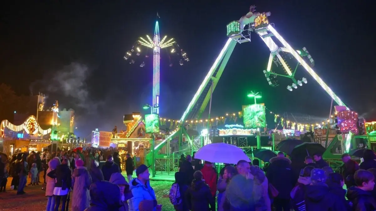 Der Martinimarkt in Neuruppin geht zu Ende. Allein am Sonnabend, 4. November, sollen 15.000 Besucher auf dem Gelände gewesen sein. Es gab jede Menge Straftaten.
Martinimarkt 2023 in Neuruppin Eröffnung am Freitag 27. Okt.