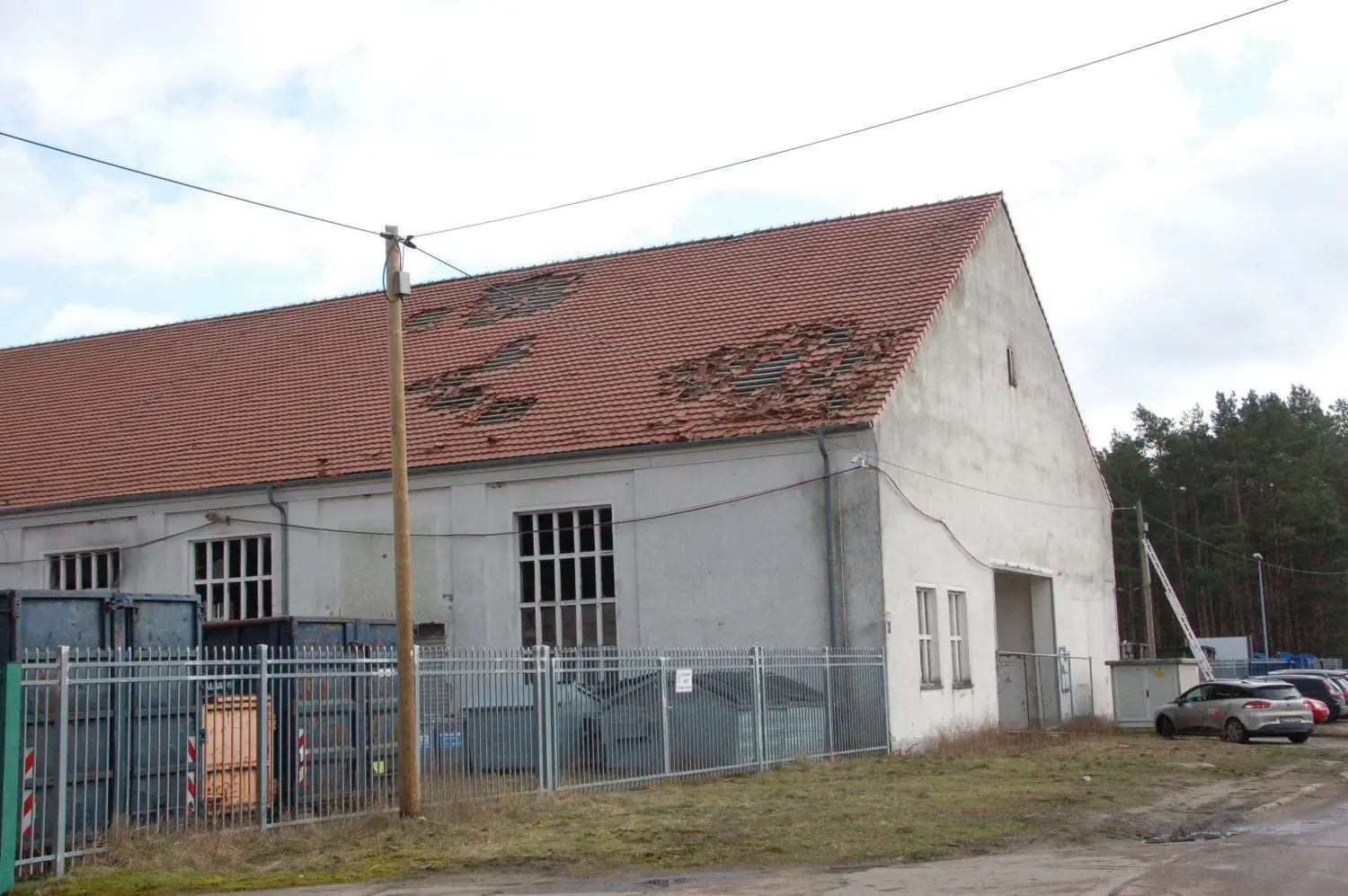 Wenige Spuren: Nur noch die Löcher im Dach erinnern an den Brand am 7. Februar in der Altpapierhalle von Alba in Wriezen.