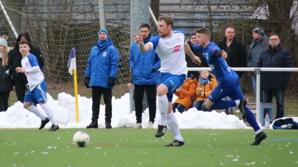 Genau beobachtet: Henry Bloch (Zweiter von links) will seine Neuruppiner Oberliga-Elf in die Spur bringen und zieht nun das Tempo an.