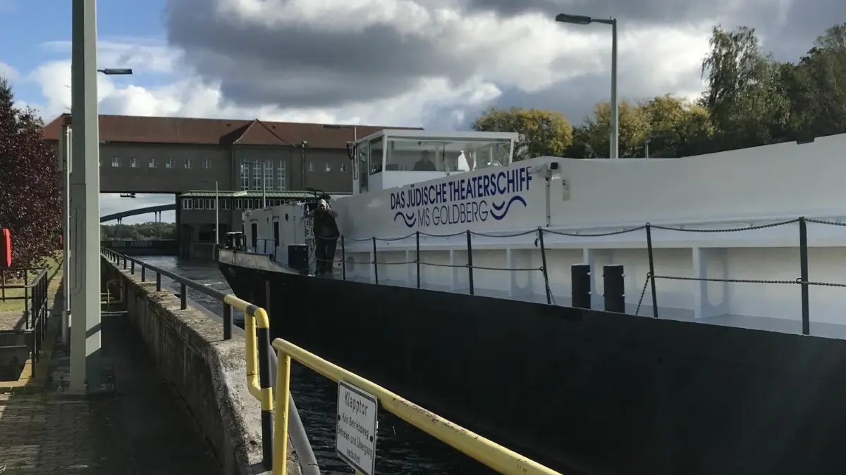 Abschied von Eisenhüttenstadt: Das Jüdische Kulturschiff „MS Goldberg“ ist am 16. Oktober 2023 wieder abgefahren – durch die Zwillingsschachtschleuse ging es Richtung Berlin und von dort eirer nach Schwedt.
Eisenhüttenstadt 2023-10-16: Die MS Goldberg fährt wieder ab.