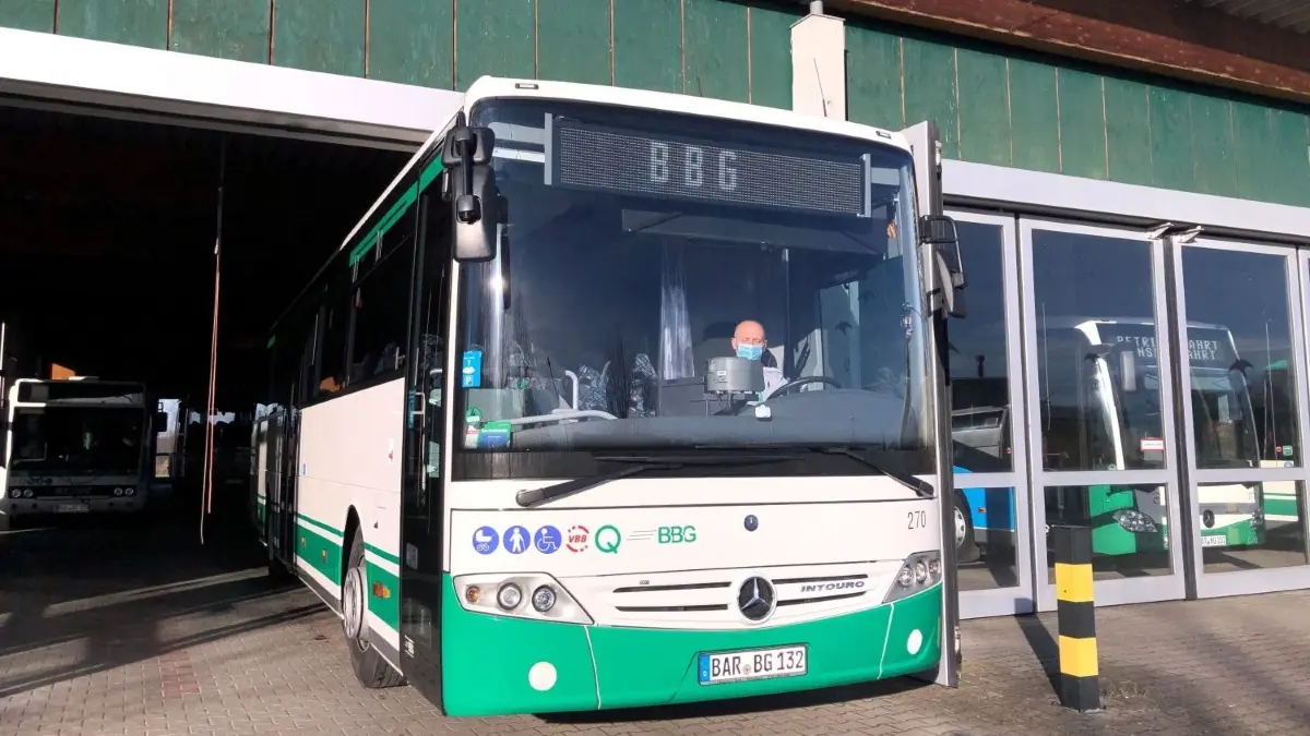 Jarek Ciezki fährt den Bus wieder in die Fahrzeughalle des BBG-Betriebshofs in Bad Freienwalde.