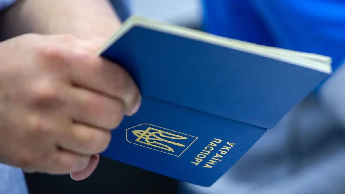 ARCHIV - 04.05.2022, Mecklenburg-Vorpommern, Schwerin: Ein ukrainischer Reisepass wird in der zentralen Erfassungsstelle für Ukraine-Flüchtlinge in Mecklenburg-Vorpommern für die Ausstellung des amtlichen Ankunftsnachweis von Mitarbeitern eingelesen. Mit dem Wechsel von Asylbewerberleistungen zu Grundsicherungsleistungen hat sich die Situation der Geflüchteten aus der Ukraine seit 1. Juni verbessert. Einige Probleme bleiben jedoch, unter anderem mangelt es an Kita-Plätzen. (zu dpa: "Geflüchtete aus der Ukraine: Flaschenhals Betreuungsplätze") Foto: Jens Büttner/dpa +++ dpa-Bildfunk +++