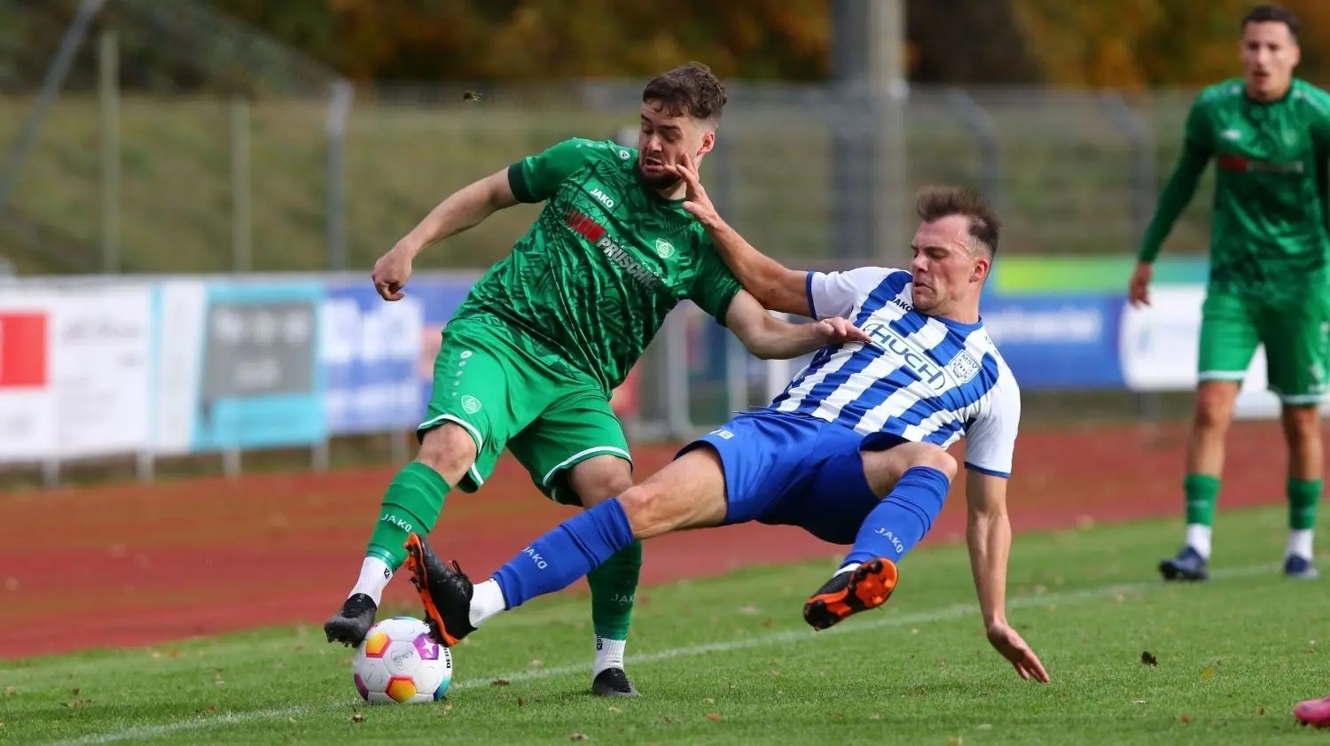 Grätsche: Im Achtelfinale des Brandenburger Landespokals hatte der MSV Neuruppin rund um Moris Fikic (grätschend) Brandenburgliga-Tabellenführer Grün-Weiß Ahrensfelde geradezu überrollt. Nun wartete im Viertelfinale Landesliga-Tabellenführer BSC Preußen Blankenfelde-Mahlow.