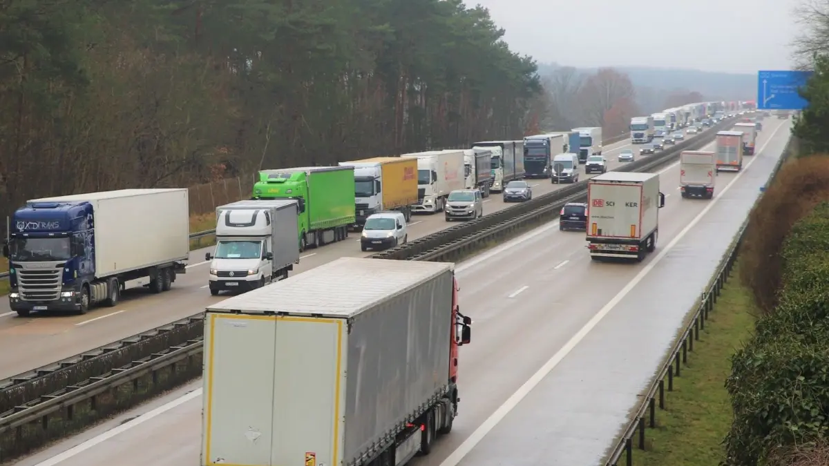 Stockender Verkehr bis Stau auf der A12, hier bei Langewahl. Derzeit ist bereits ab Storkow mit Verkehrsbehinderungen Richtung Frankfurt (Oder) zu rechnen.