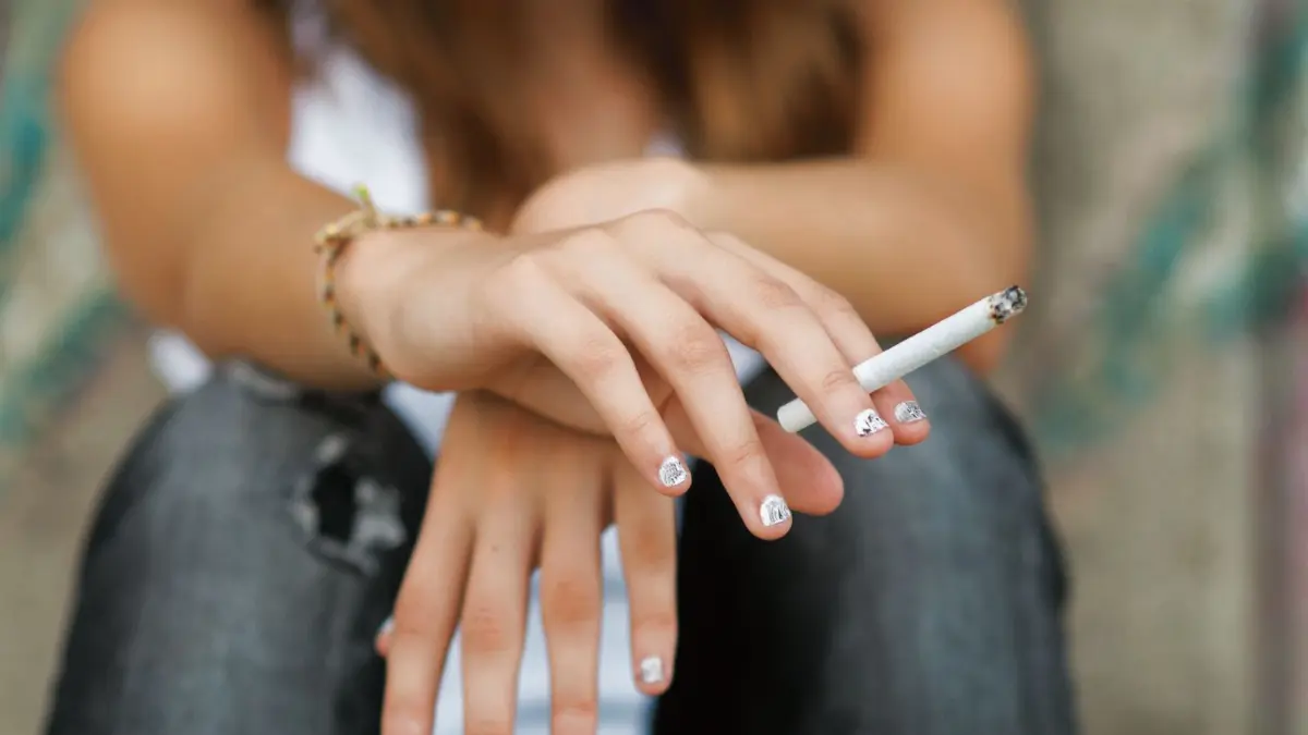 Zigarette, rauchen, Jugendliche, Mädchen, Teenager, Raucherecke, Schulhof, Zigaretten/Teenage hands holding cigarette. Download am 27.01.2023 für POLI Foto: ©Solid photos/adobe.stock.com