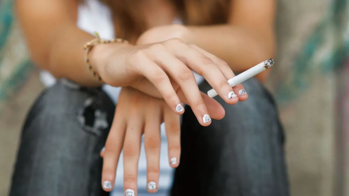 Zigarette, rauchen, Jugendliche, Mädchen, Teenager, Raucherecke, Schulhof, Zigaretten/Teenage hands holding cigarette. Download am 27.01.2023 für POLI Foto: ©Solid photos/adobe.stock.com