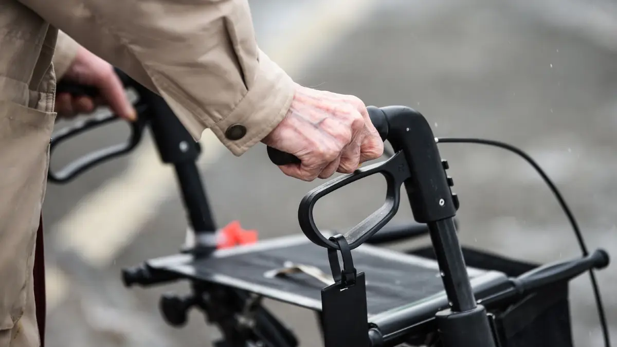 ARCHIV - 02.02.2021, Berlin: Eine ältere Person geht mit einem Rollator. Ein relativ großer Anteil der Bevölkerung hat einer Umfrage zufolge negative Einstellungen gegenüber älteren Menschen. (Symbolbild zu dpa «Studie zeigt negative Einstellungen gegenüber alten Menschen») Foto: Kira Hofmann/dpa-Zentralbild/dpa +++ dpa-Bildfunk +++