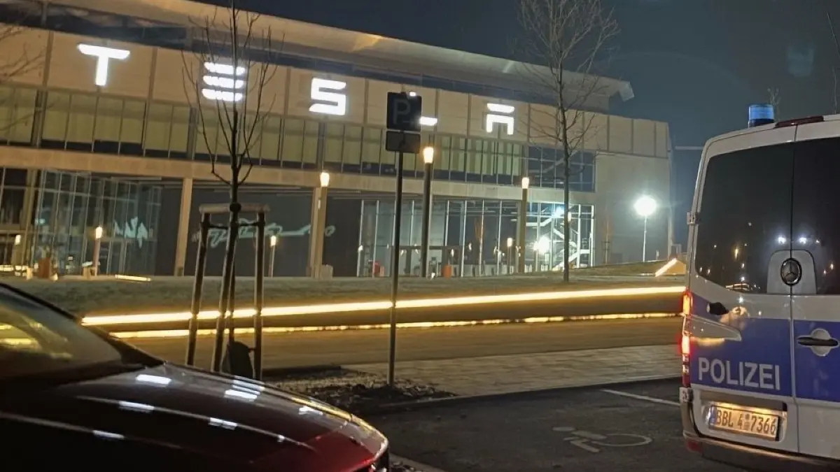 Gigafactory Grünheide: Polizei vor der Tesla-Fabrik