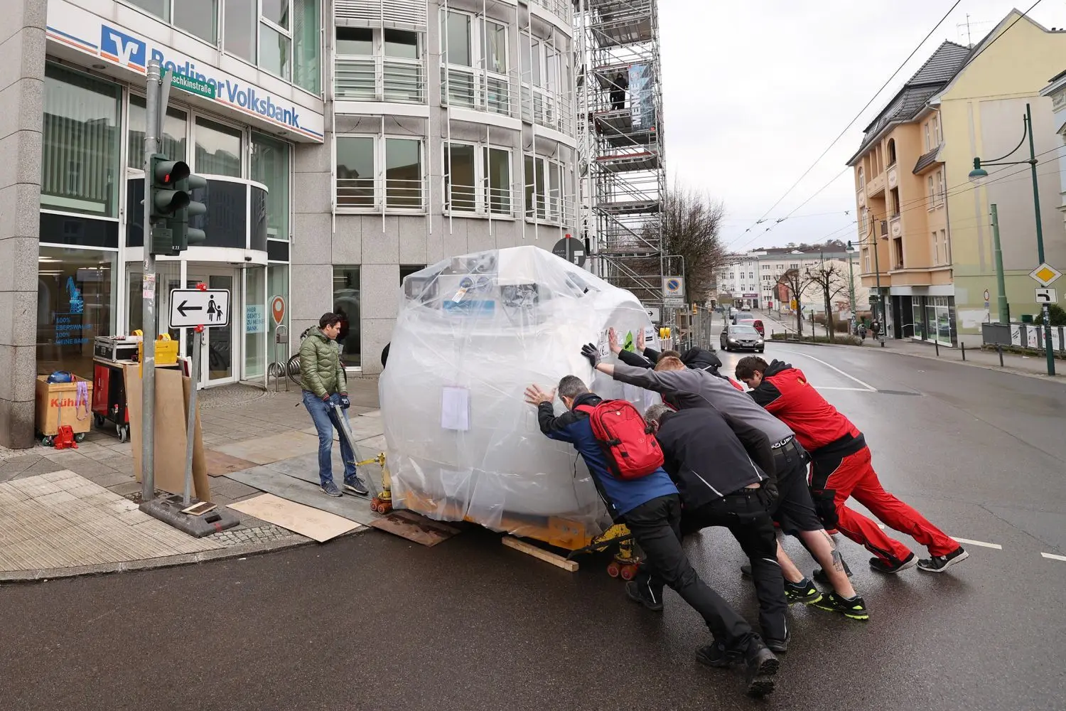 Mit vereinten Kräften und auf Panzerrollen: So wird der Magnet, der in den USA produziert worden war, zu der neuen Radiologischen Praxis in Eberswalde transportiert.