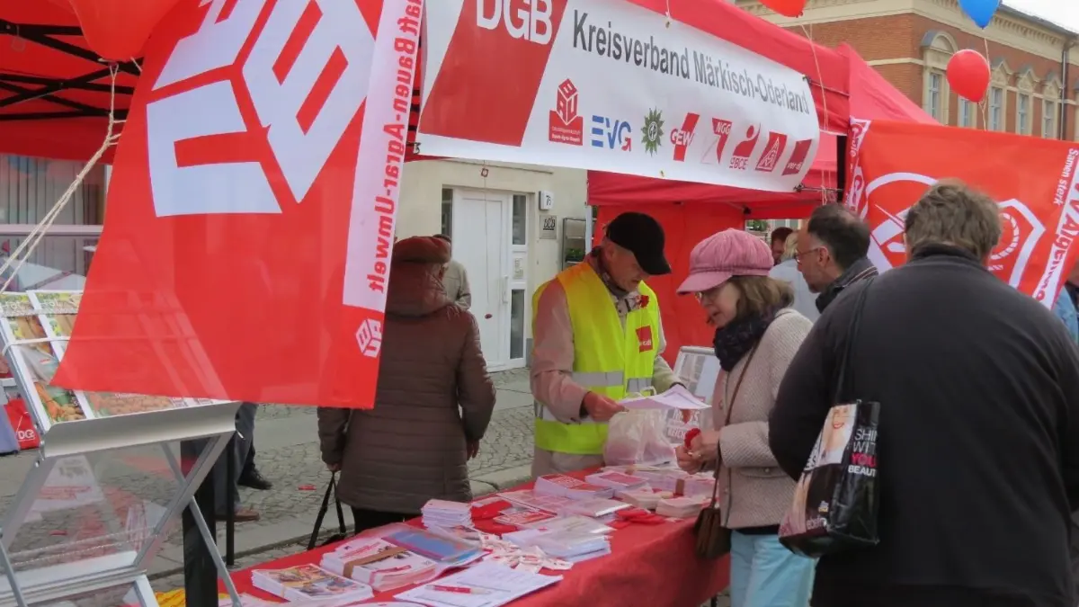 170501 - DGB-Kundgebung zum 1. Mai auf dem Platz vor der Sparkasse Strausberg am Landsberger Tor - Infostand
