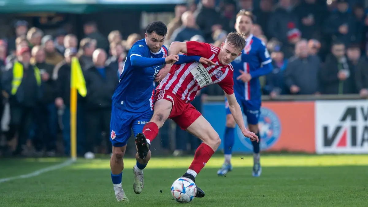 Fussball, Herren, Saison 2023/2024, Landespokal Brandenburg (Halbfinale), SG Union Klosterfelde - FC Energie Cottbus, v. l. Jan Shcherbakovski (Energie Cottbus), Jean-Luca El Bani (Klosterfelde), 23.03. 2024, Foto: Sebastian Räppold / Matthias Koch