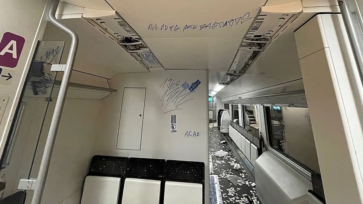 Fußballfans zerstören Zug: nach dem Spiel von Hertha BSC gegen 1. FC Magdeburg haben Fans auf der Heimreise nach Magdeburg den Zug der Linie RE1 zerlegt. Jetzt berichtet der Lokführer über die Chaos–Tour.