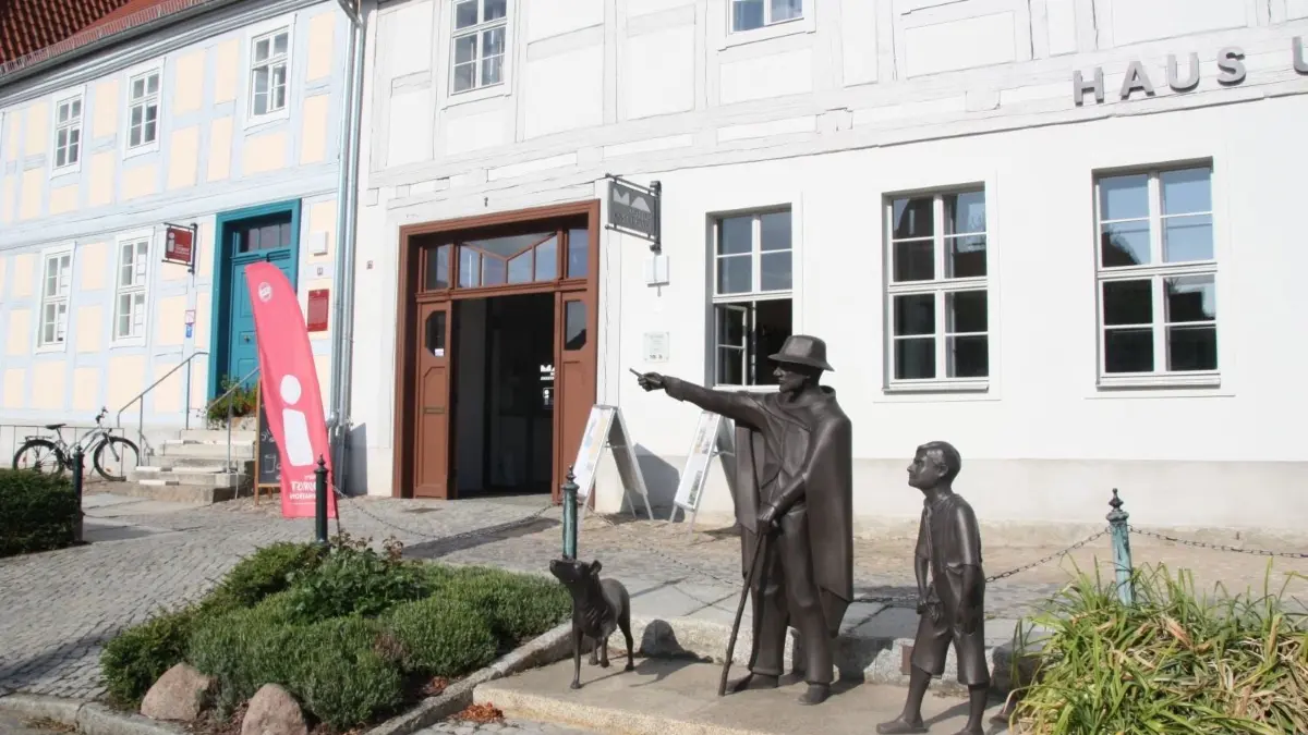 Die Touristinformation Angermünde im Haus Uckermark Die Touristinfo Angermünde ist oft der erste Anlaufpunkt für Gäste und Urlauber in der Stadt. Doch hier werden in der Saison viele Besucher abgewiesen, weil die Übernachtungskapazitäten ausgebucht sind. Die Krischan-Figur der Heiden-von-Kummerow-Skulptur vor dem Haus wird unfreiwillig zum Symbol dafür.