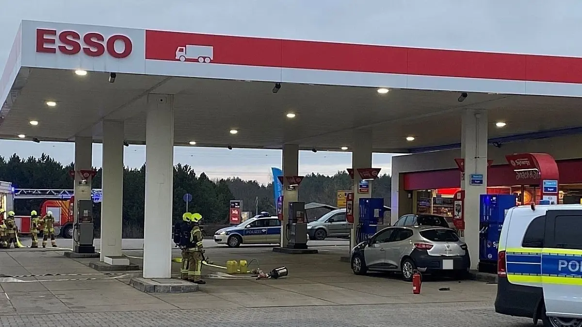 Am 29. April war die Esso-Tankstelle an der B112 bei Eisenhüttenstadt am Nachmittag für wenige Stunden außer Betrieb. Ein Mann war unter Drogen- und Alkoholeinfluss gegen eine Zapfsäule gefahren. Laut Polizeihauptmeister Hentke entstand ein Sachschaden von ungefähr 10.000 Euro. Der Fahrzeugführer hatte sich dabei leicht verletzt.