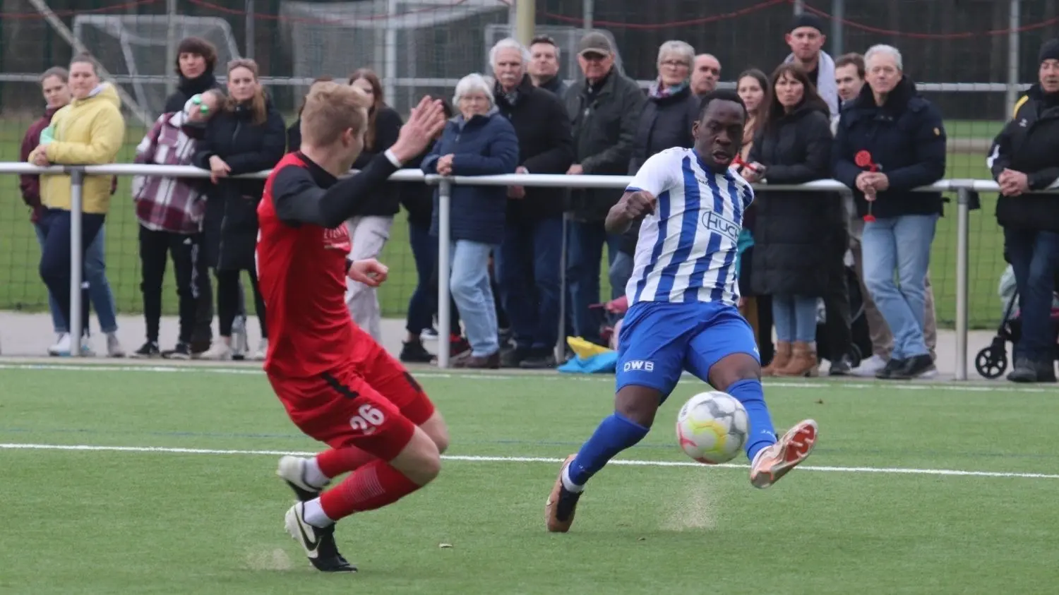 In der Runde der letzten Vier: Neuruppin hatte es erwartet schwer beim Landesliga-Ersten BSC Preussen 07. Ein Eigentor und ein drittes besieglten die hochspannende Schlussphase. Am Ende jubelte die Elf um Kevin Mbengani (rechts).