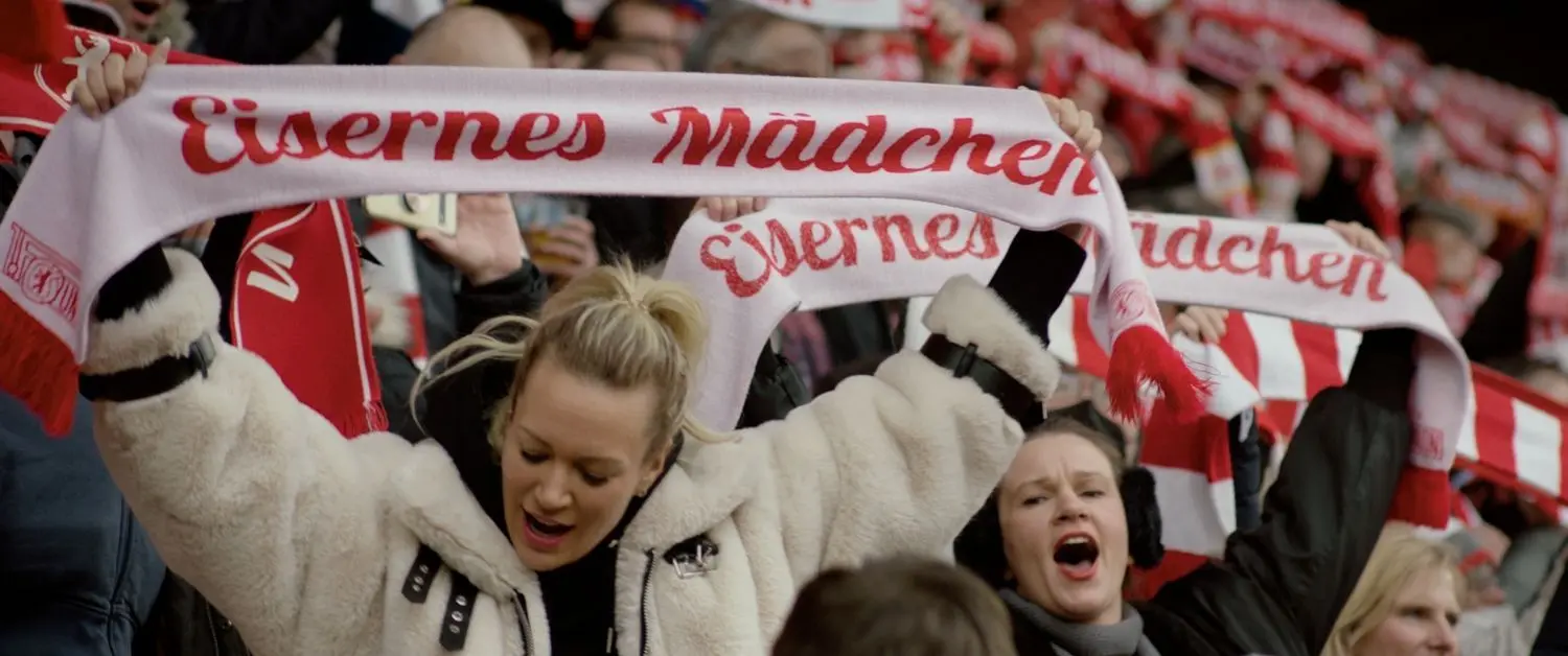 Eiserne Fans auf der Tribüne