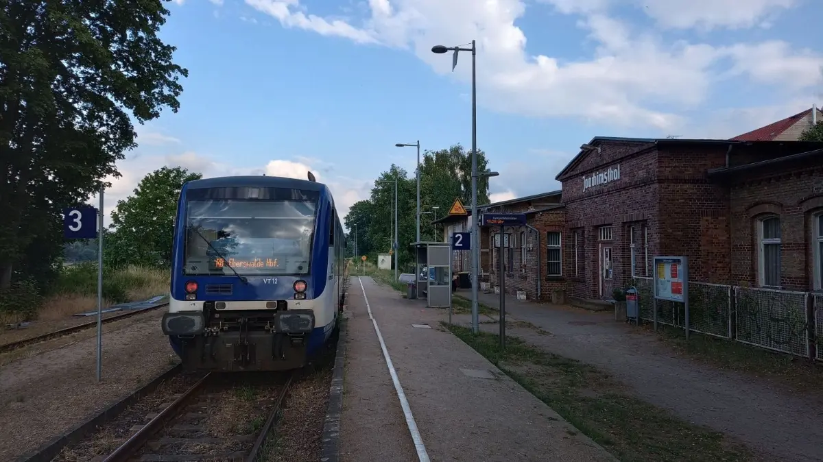 Am Stadtbahnhof von Joachimsthal, kurz vor dem Bahnübergang Templiner Straße, ist für die RB63 im Moment Schluss. Die Verbindung nach Templin gibt es nicht mehr, es geht direkt zurück nach Eberswalde.