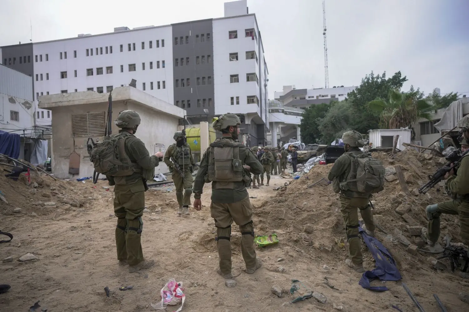 Israelische Soldaten stehen vor dem Schifa-Krankenhaus.