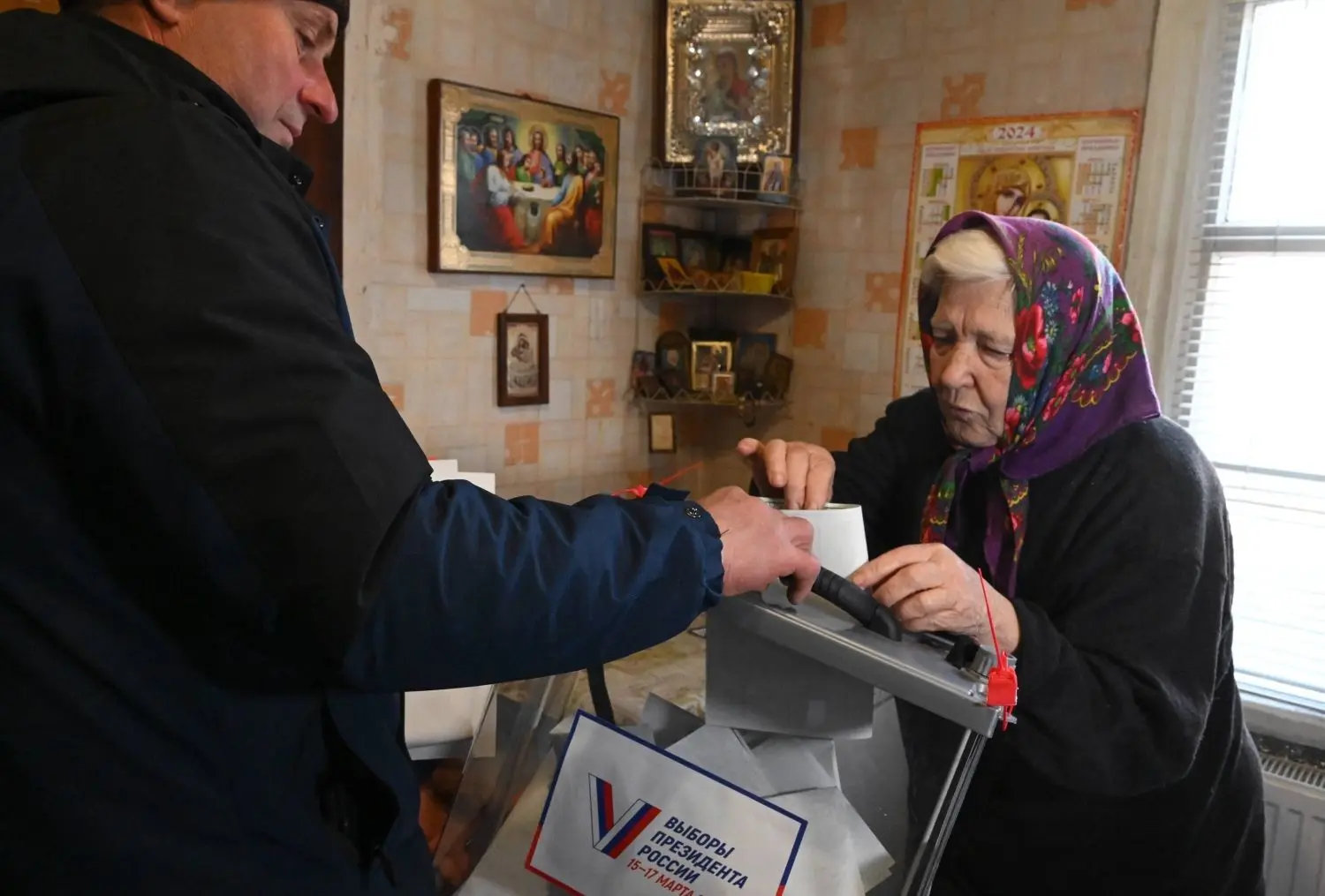 Bei der sogenannten Heimabstimmung werden die Wahlurnen in Russland bis zur Wohnungstüre gefahren.