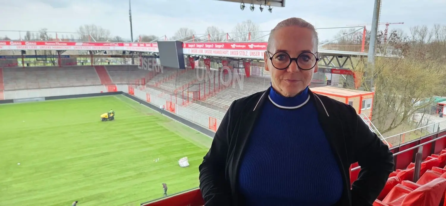 Regisseurin Annekatrin Hendel im Stadion An der Alten Försterei. Ihr Dokumentarfilm über Union Berlin „Union – Die besten aller Tage“ kommt am 4. April in die Kinos.