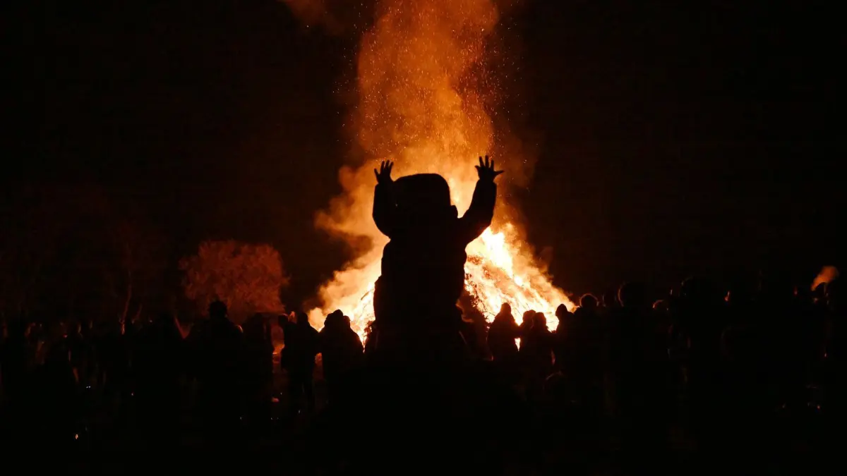 Wie in vielen Dörfern der Niederlausitz loderte am Karsamstagabend auch in Werben ein riesiges Osterfeuer. In Cottbus gab es in diesem Jahr 14 angemeldete Osterfeuer. Es wird angenommen, dass Osterfeuer eine heidnische Tradition sind, die ursprünglich dem germanischen Frühlingsfest entsprangen. Praktischerweise werden beim Osterfeuer alte Zweige und das Herbstlaub aus dem Garten verbrannt, um Platz für neues, frisches, Grün im Frühling zu machen. Seit dem 11. Jahrhundert sind die Osterfeuer auch in Deutschland Tradition. Die Christen übernahmen den heidnischen Brauch und deuteten ihn um. Das Feuer wurde nun zum Licht Jesu, das an das Leben und die Auferstehung von Christus erinnert.