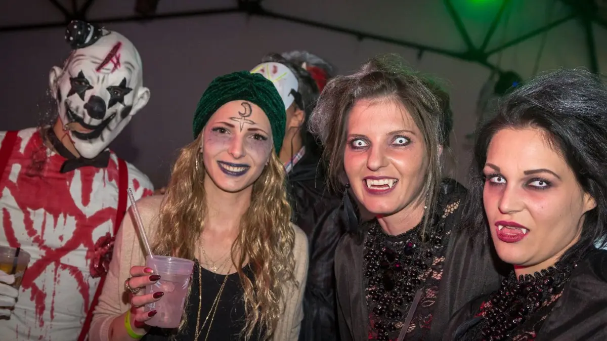 Vampire, Zombies und Gruselclowns – das Roxy hat wie jedes Jahr zur Halloweenparty eingeladen. Ganz schön schaurig schauen die Gäste aus!