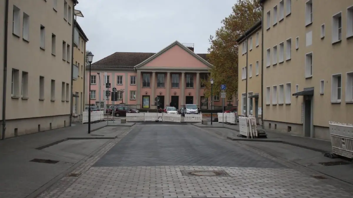Der für rund 570 000 Euro sanierte Abschnitt der Breiten Straße in Seelow zwischen Frankfurter Straße und Erich-Weinert -Straße wurde am Mittwoch feierlich freigegeben.
Der für rund 570 000 Euro sanierte Abschnitt der Breiten Straße in Seelow zwischen Frankfurter Straße und Erich-Weinert -Straße wurde am Mittwoch feierlich freigegeben.