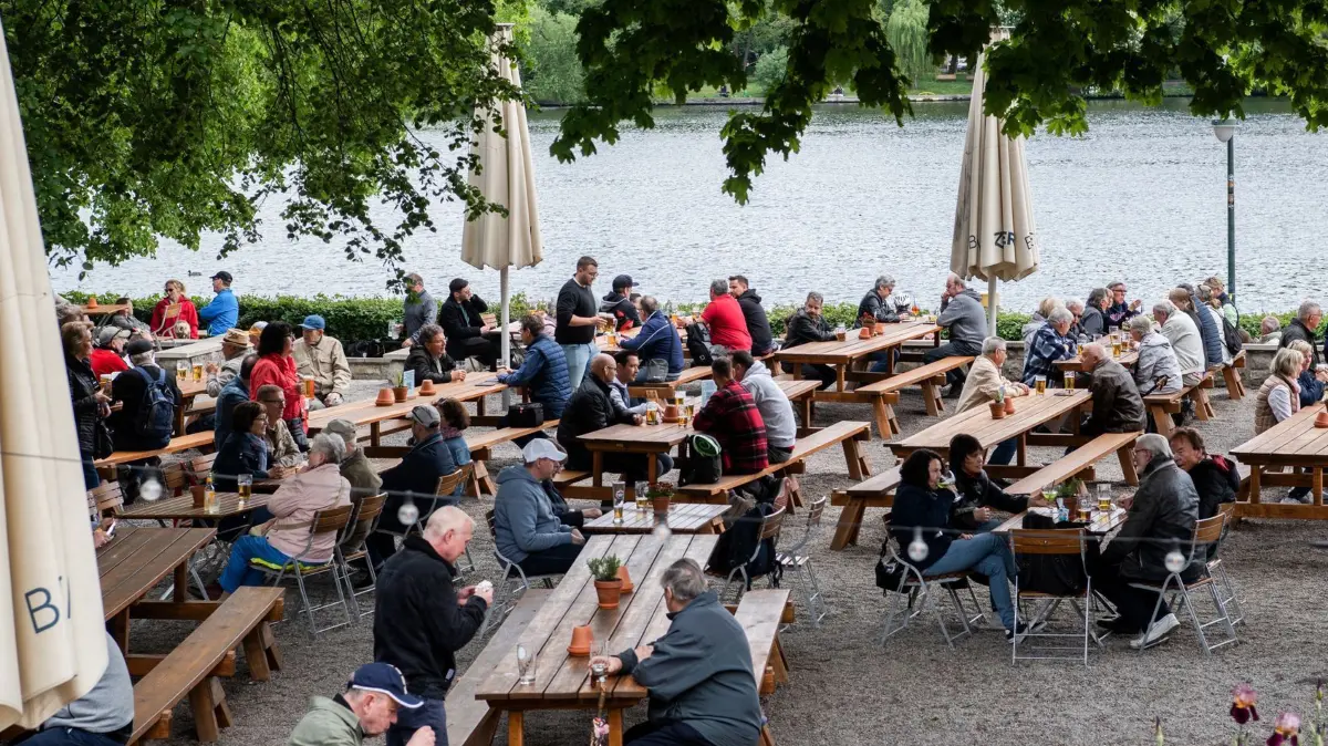 Wetter: ARCHIV - 18.05.2023, Berlin: Zahlreiche Menschen nutzen das gute Wetter an Christi Himmelfahrt zu einem besuch im Biergarten im Treptower Park. (zu dpa: «Frühsommerliches Wetter lockt in Biergärten und zu Bootsverleihen») Foto: Paul Zinken/dpa +++ dpa-Bildfunk +++