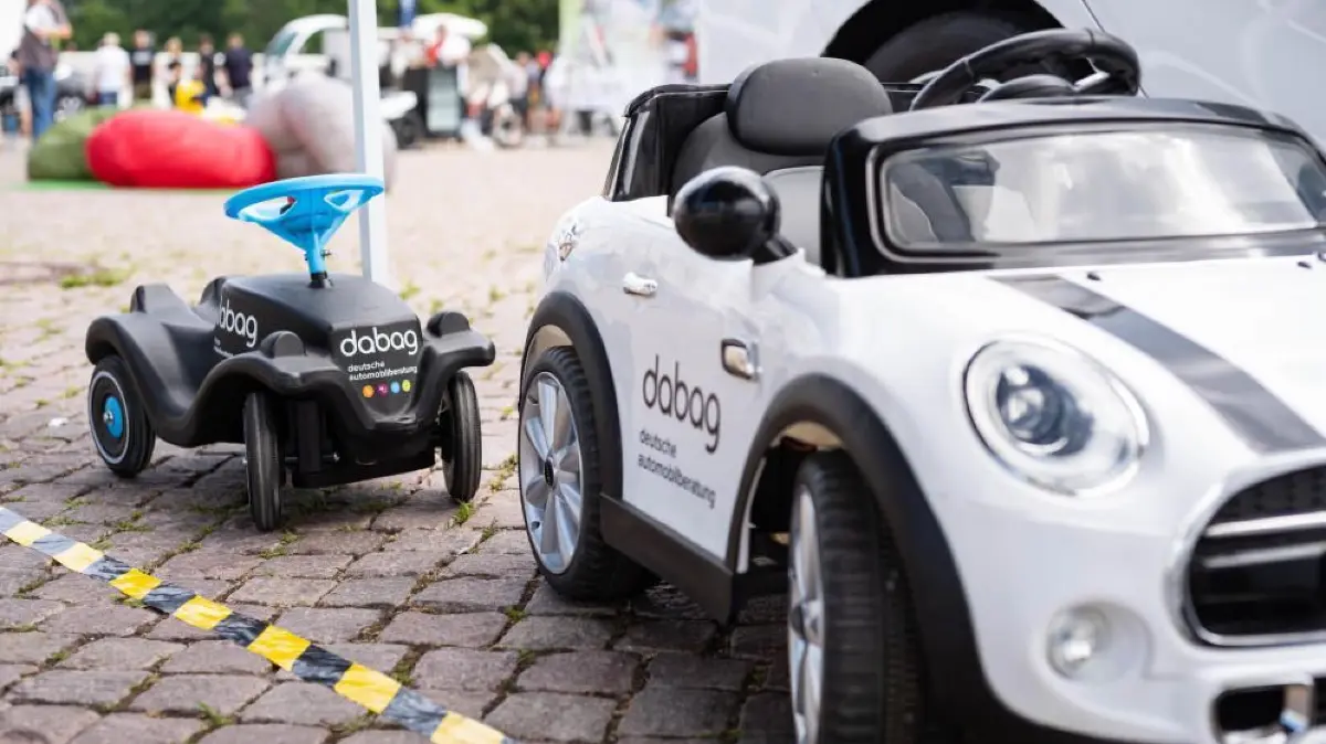 Zum achten Mal fand die Fahrzeugmesse e-motion statt, die Neuheiten und die bewährtesten Modelle im Bereich der elektronischen Fortbewegungsmittel wurden vorgestellt.
Zum achten Mal fand die Fahrzeugmesse e-motion statt, die Neuheiten und die bewährtesten Modelle im Bereich der elektronischen Fortbewegungsmittel wurden vorgestellt.