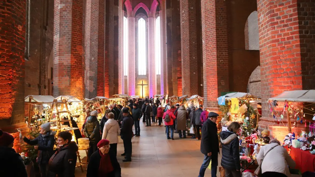 Kunsthandwerk und Selbstgebasteltes im Schiff der Kirche St. Marien Beeskow.
50 Händler präsentierten sich auf dem Beeskower Weihnachtsmarkt vom 25. bis 27. November 2022.
