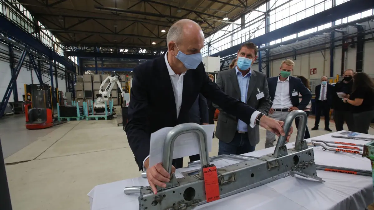 Besuch von Ministerpräsident Dietmar Woidke bei Finow Automotive in Eberswalde am 4.09.2020. Die Eberswalder Firma feiert in diesem Jahr ihr 20-jähriges Bestehen. Sie beliefert deutsche Autobauer wie VW, BMW und Ford mit Komponenten.
Besuch von Ministerpräsident Dietmar Woidke bei Finow Automotive in Eberswalde am 4.09.2020. Die Eberswalder Firma feiert in diesem Jahr ihr 20-jähriges Bestehen. Sie beliefert deutsche Autobauer wie VW, BMW und Ford mit Komponenten.