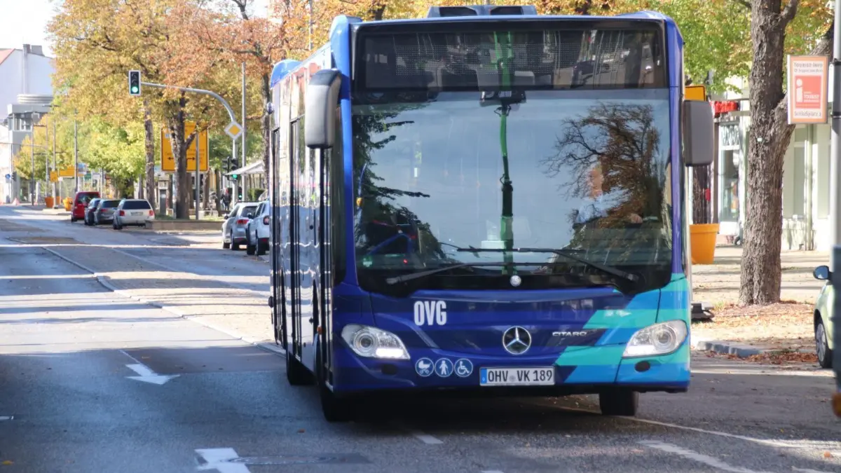 50 Autos, 50 Fußgänger, 50 Fahrradfahrer und ein Bus. In Oranienburg wurden am Sonntag von einer Hebenbühne aus Luftbilder von der Bernauer Straße geschossen, um den unterschiedlichen Flächenverbrauch der jeweiligen Verkehrsteilnehmer zu illustrieren. In Oranienburg wird zurzeit über die Verkehrsentwicklung in der Innenstadt diskutiert. Vorbild für das Fotoshooting war eine ähnliche Aktion vor drei Jahren in Münster. Die dortigen Aufnahmen gingen danach um die Welt.
Fotoshooting Fotoaktion Verkehr von Henning Schluss in Oranienburg