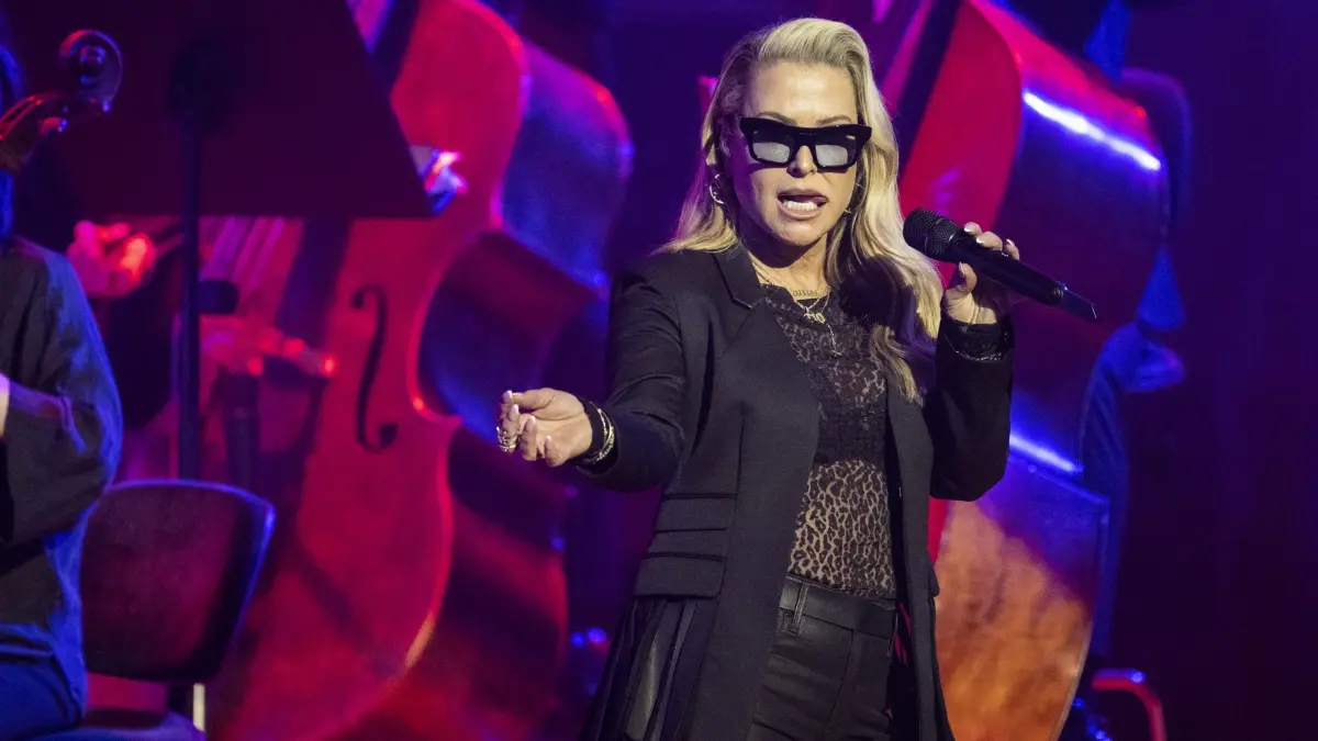 Anastacia Auftritt beim Retro Festival Luzern: 05.04.2024, Schweiz, Luzern: Anastacia, Sängerin aus den USA, tritt mit dem City Light Symphony Orchestra Luzern auf dem Retro Festival Luzern im KKL auf. Foto: Urs Flueeler/KEYSTONE/dpa - ACHTUNG: Nur zur redaktionellen Verwendung im Zusammenhang mit einer Berichterstattung und nur mit vollständiger Nennung des vorstehenden Credits +++ dpa-Bildfunk +++