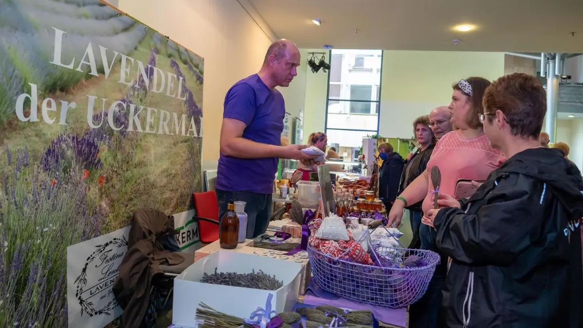 Genießer gehen im Oktober traditionell in Schwedt auf kulinarische Entdeckungsreise. Zum 17. Mal präsentierten regionale Anbieter ihre Produkte auf der KulinatiUM
Schwedt, 22.10.2022: KulinariUM, die beliebte Messe rund um regionale Spezialitäten, Speisen und Getränke, hatte 2022 ihre 17. Auflage