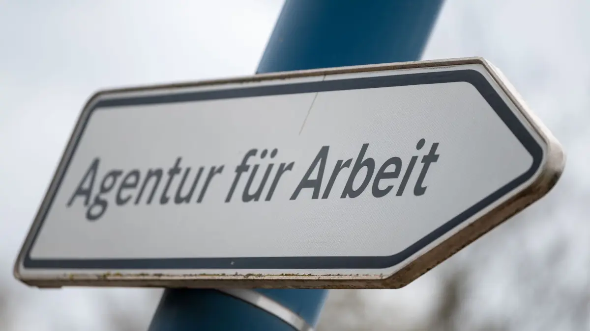 Arbeitsmarkt: ARCHIV - 06.05.2021, Sachsen-Anhalt, Sangerhausen: «Agentur für Arbeit» steht auf einem Wegweiser vor der Behörde in Sangerhausen. (zu dpa: «Prognose: Arbeitslosigkeit steigt in allen Bundesländern») Foto: Hendrik Schmidt/dpa-Zentralbild/dpa +++ dpa-Bildfunk +++