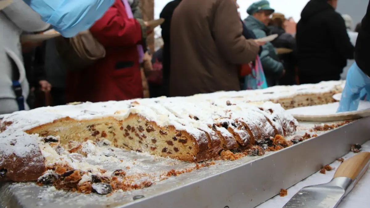 1,80 Meter großer Weihnachtsstollen.
50 Händler präsentierten sich auf dem Beeskower Weihnachtsmarkt vom 25. bis 27. November 2022.