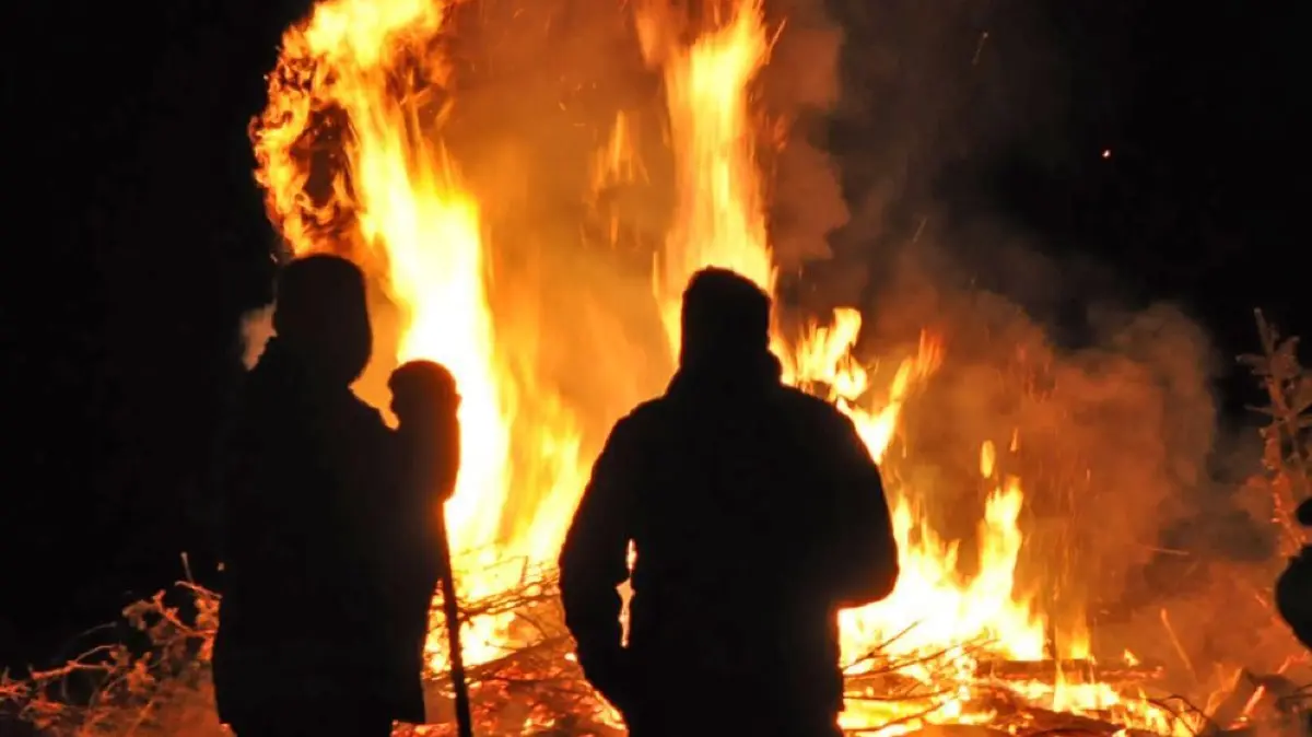 In vielen Dörfern und in Seelow sind am Samstag die Weihnachtsbäume in Flammen aufgegangen. Heimatvereine und Feuerwehren hatten sie zuvor eingesammelt. In Seelow waren es mehr als 400, die vor dem Schweizerhaus-Areals verbrannt wurden. Viele Schaulustige kamen zum gemütlichen Beisammensein.
In vielen Dörfern und in Seelow sind am Samstag die Weihnachtsbäume in Flammen aufgegangen. Heimatvereine und Feuerwehren hatten sie zuvor eingesammelt. In Seelow waren es mehr als 400, die vor dem Schweizerhaus-Areals verbrannt wurden. Viele Schaulustige kamen zum gemütlichen Beisammensein.