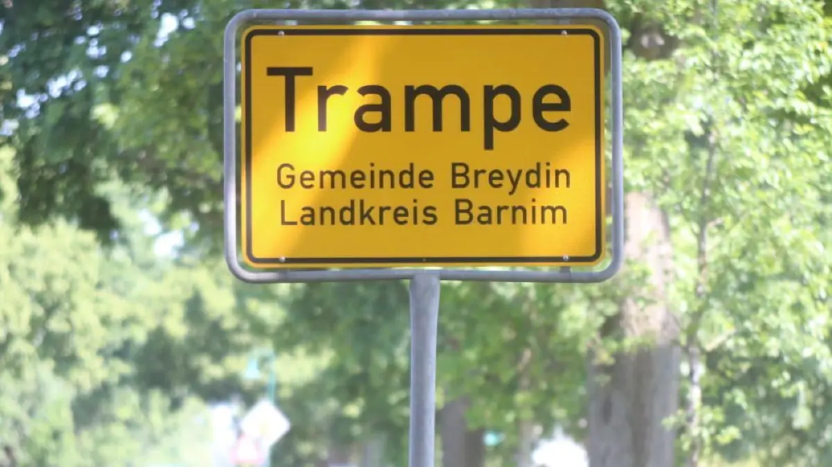 Am 17.06.2020 gegen 10:30 Uhr, nach langer Einweisung durch die Verantwortlichen der FFW und des KMBD, wird die Mine auf dem Baugrundstück, in Trampe gesprengt. Eine kurze Detonation und das Werk ist vollbracht, keine Schäden an Mensch und Gegenständen. Die Straße wird gereinigt und der Verkehr wird frei gegeben.
Am 17.06.2020 gegen 10:30 Uhr, nach langer Einweisung durch die Verantwortlichen der FFW und des KMBD, wird die Mine auf dem Baugrundstück, in Trampe gesprengt. Eine kurze Detonation und das Werk ist vollbracht, keine Schäden an Mensch und Gegenständen. Die Straße wird gereinigt und der Verkehr wird frei gegeben.
