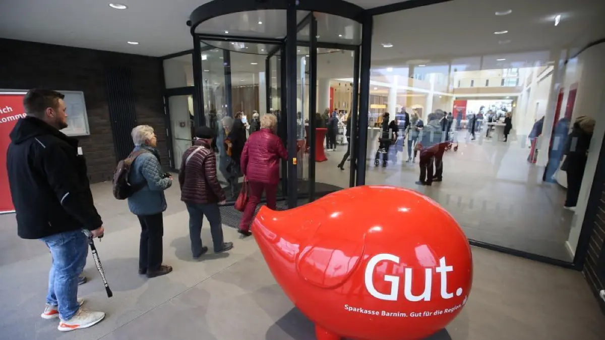Nach elf Monaten wurden die Hauptgeschäftsstelle der Sparkasse Barnim nach Umbau wieder eröffnet.
Nach elf Monaten wurden die Hauptgeschäftsstelle der Sparkasse Barnim nach Umbau wieder eröffnet.
