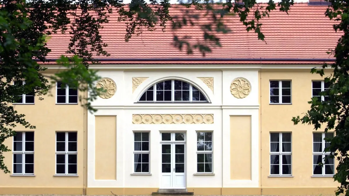 Abgeschieden in der Havellandschaft: Das frühklassizistische Schloss Paretz nahe Potsdam diente König Friedrich Wilhelm III. und Königin Luise als Sommerresidenz.
Mit sanierter Außenfassade zeigt sich am Donnerstag (18.07.2002) das Schloss Paretz nahe Potsdam. Das Gebäude diente dem König Friedrich Wilhelm III. (1770-1810) und seiner Frau Königin Luise (1770-1840) als Sommerresidenz. Der frühklassizistische Bau wurde von 1999 bis 2002 für 3,58 Millionen Euro wiederhergestellt. Am Samstag (20.07.2002) wird hier eine Sonderausstellung "Luises Paretz" eröffnet. dpa/lbn (zu lbn 108 vom 18.07.2002) +++ dpa-Bildfunk +++